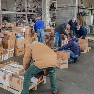 La Protezione civile raccoglie il materiale