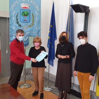 Da sinistra, Fedeli, il sindaco Berra e  Anna Maria e Angelo, soci e fondatori di Ortosocialbiomi