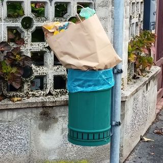 Cestini stracolmi scambiati per bidoni, la denuncia del Pd: «Troppi maleducati a Castellanza, serve intervenire»