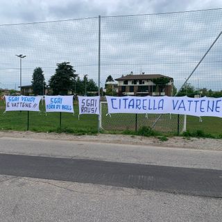 Gli striscioni fuori dallo stadio