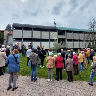 La comunità di Castellanza raccolta intorno all’ulivo: «Continuiamo a ricordare le vittime della pandemia»