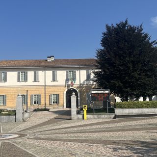 Il municipio di Gorla Maggiore e a lato il Numm
