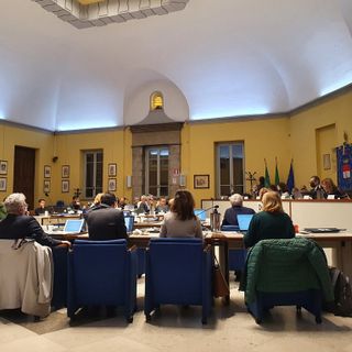 Il Consiglio di Busto si schiera con le donne iraniane. FdI: «Ma ciò che accade in questa sala non influenza Teheran»