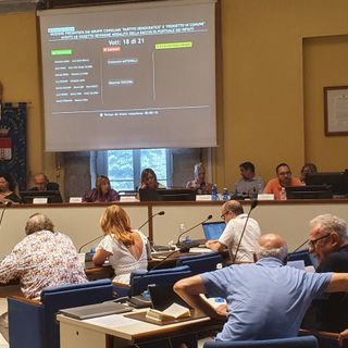 Rifiuti, il Consiglio chiede raccolte straordinarie anti-degrado. Sindaco contrario: «Non possiamo suonare ogni campanello»