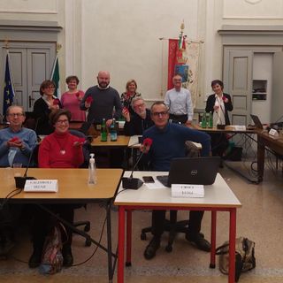 Una rosa rossa sul tavolo di fronte ad ogni consigliere: Castellanza ricorda la Giornata contro la violenza sulle donne