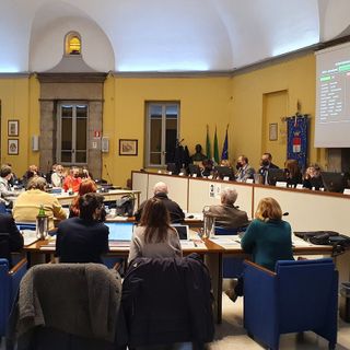 Discussione lunga e complessa. Ma alla fine il Consiglio di Busto condanna all’unanimità l’aggressione russa