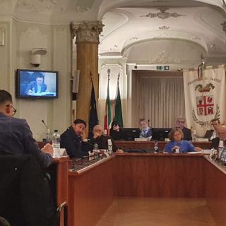 In Provincia primo via libera al bilancio. Opposizione sulle barricate: «Qui manca la politica»