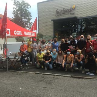 Il presidio di lavoratori sul viale e le pattuglie