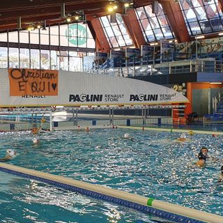 Lo striscione per Cristian esposto in piscina