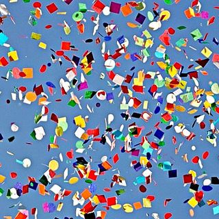 Le scuole di Cardano al Campo sfilano per Carnevale: sorrisi, mascherine e messaggi di pace