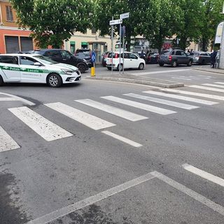 Donna investita a Busto, i passanti sollevano l’auto di peso per aiutarla