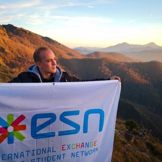 Cristian Tallarida con la bandiera di Esn