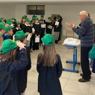 FOTO. Nonno Gigi nomina i nuovi cuccioli ecologici di Olgiate