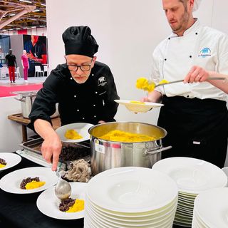 Il team di cucina della Provvidenza punta su polenta e bruscitti e ben figura a Bologna