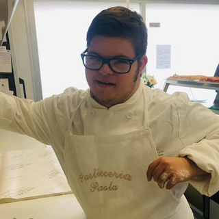 Daniele De Grandis lavora alla Pasticceria Paola: il suo cuore grande è un ingrediente segreto (foto dalla pagina della pasticceria)