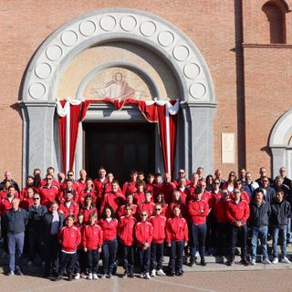 Tutti davanti alla chiesa - foto per cortesia di Davide Fedeli