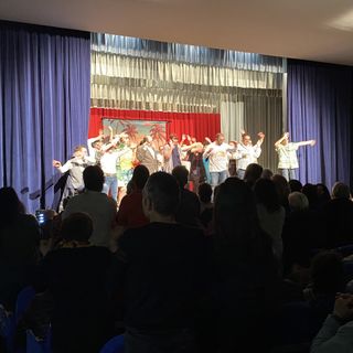 VIDEO E FOTO. «Ognuno ha qualcosa da dare e da ricevere». Gioveteatro sul palco per l’inclusione ed è tutto esaurito