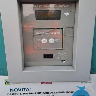 Legnano, distributore di sacchi danneggiato in via Pisa: il sistema fuori servizio a causa di atti vandalici