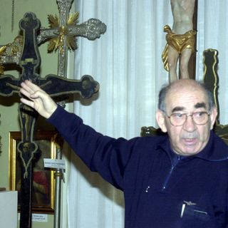 Don Luigi Brambillasca fotografato da Daniele Belosio mentre indica la Croce nella sua chiesa