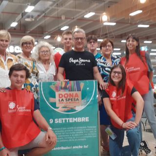 Volontari Caritas in campo per la raccolta di materiale scolastico