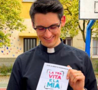 Don Alberto Ravagnani con il suo libro