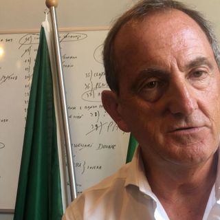 Emanuele Antonelli con la mappa dei lavori da effettuare