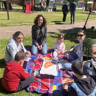 Bambini al parco a consumare il pasto prima di tornare a scuola. Nella foto piccola Emanuele Fiore