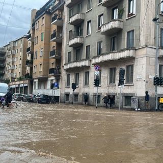 FOTO. Maltempo, strade allagate e traffico in tilt a Milano. Slitta anche il Consiglio regionale