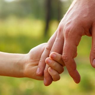 Papà di adolescenti si raccontano in un video sull’essere educatori in famiglia