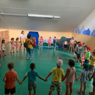 Romoletto strappa sorrisi e diffonde parole di Pace al centro estivo Collodi