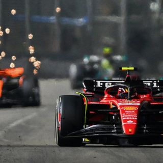 FORMULA 1. Meraviglioso Sainz! Vittoria Ferrari a Singapore