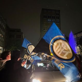 I tifosi interisti festeggiano lo scudetto a Busto lo scorso aprile (foto d'archivio)
