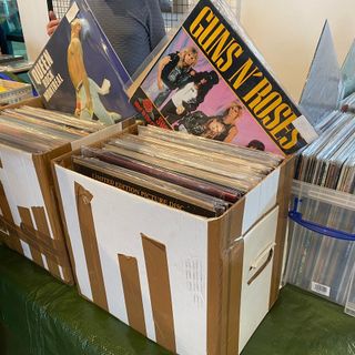 “Busto in vinile” torna nel Giardino Quadrato del Museo del Tessile