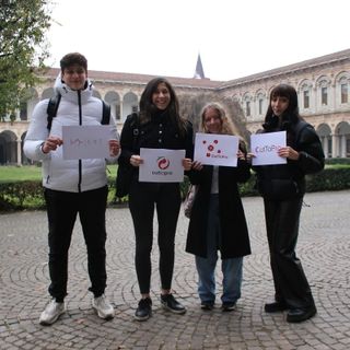 Aurora Soragna, studentessa di quarta all’Istituto tecnico Olga Fiorini di Grafica e Comunicazione, mostra il logo vincitore del concorso CutToPro e festeggia con alcuni compagni di classe che hanno partecipato all’iniziativa e con la giuria del premio indetto dall’Università Statale di Milano con il finanziamento di Fondazione Cariplo