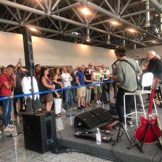 Eugenio Finardi fa &quot;volare&quot; i turisti a Malpensa. Anche sulle ali dei Rolling Stones