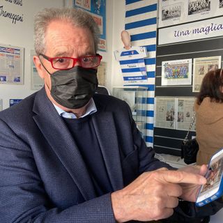Fiorenzo Magni con il cellulare carico di ricordi dello zio Piero