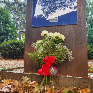 Nell’anniversario della morte di Norma Cossetto, nel “suo” parco spunta un misterioso mazzo di fiori