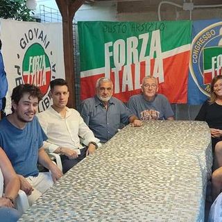 Il direttivo di Busto di Forza Italia. Sotto, il senatore Caliendo