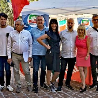 Esponenti di Forza Italia. Sotto, Fraschini, Farioli e Natoli e il sindaco al gazebo del partito