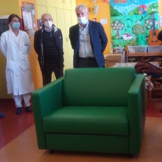Donazione alla Pediatria di Busto: sei poltrone letto con materasso per i genitori dei piccoli ricoverati