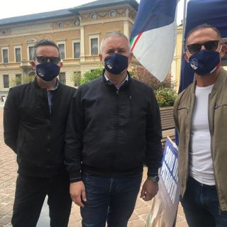 Massimiliano Nardi (al centro) con Paolo Geminiani e Rosario Manto al gazebo di Fratelli d'Italia a Busto