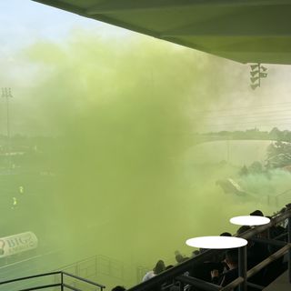 I fumogeni degli ultras milanesi a inizio partita
