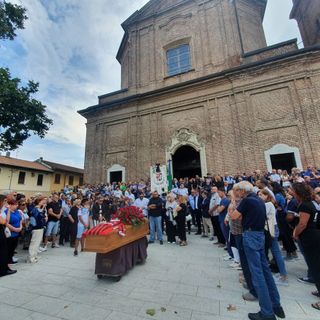 Samarate abbraccia Enrico Puricelli: «Una vita vicino ai “piccoli”. Sei stato un dono»