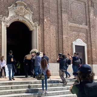 L’addio di Samarate a Giulia e Stefania