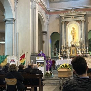 Don Claudio accanto a don Giuseppe lo scorso gennaio al funerale di Luigi Celora