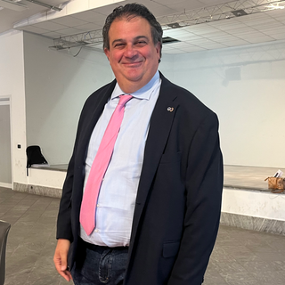 Emanuele Gambertoglio con la cravatta rosa, must di questo mese