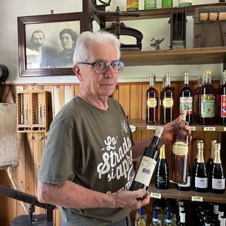 Un secolo di liquori fra tradizione e nuovi gusti. Ogni giorno in laboratorio come faceva nonno Leone