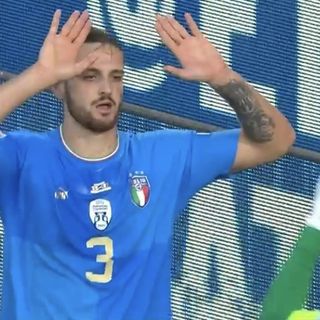 Gatti mentre si avvicina a Donnarumma nel secondo tempo e sotto accanto ad Abraham - foto dalla diretta Rai