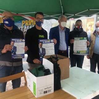 Ai gazebo della Lega con gli organizzatori Marra e Managò anche il segretario Speroni, sotto la vicesindaco Maffioli