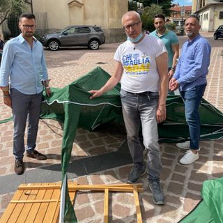 Esponenti della Lega davanti al gazebo distrutto